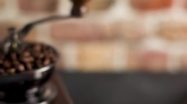 Buzlu kahve masada cam kavanozlara.