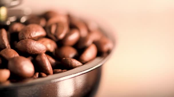 コーヒー穀物コーヒー グラインダー クローズ アップ — ストック動画