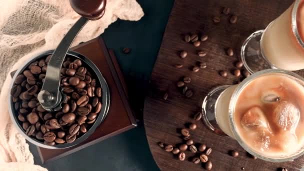 Iced Koffie Glazen Potten Tafel — Stockvideo