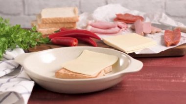 Geleneksel Portekizce Ingredientes hazırlıkları gıda yemek saati. Ekmek, peynir, domuz eti, jambon, sosis ve Francesinha sandviç. Masada.