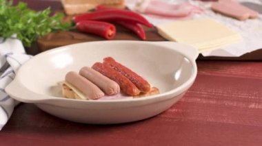 Geleneksel Portekizce Ingredientes hazırlıkları gıda yemek saati. Ekmek, peynir, domuz eti, jambon, sosis ve Francesinha sandviç. Masada.