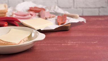 Geleneksel Portekizce Ingredientes hazırlıkları gıda yemek saati. Ekmek, peynir, domuz eti, jambon, sosis ve Francesinha sandviç. Masada.