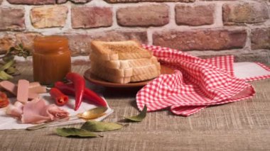 Geleneksel Portekizce Ingredientes hazırlıkları gıda yemek saati. Ekmek, peynir, domuz eti, jambon, sosis ve Francesinha sandviç. Masada.