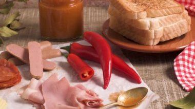 Geleneksel Portekizce Ingredientes hazırlıkları gıda yemek saati. Ekmek, peynir, domuz eti, jambon, sosis ve Francesinha sandviç. Masada.