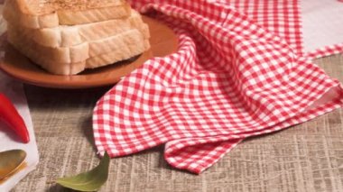 Geleneksel Portekizce Ingredientes hazırlıkları gıda yemek saati. Ekmek, peynir, domuz eti, jambon, sosis ve Francesinha sandviç. Masada.