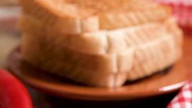 Geleneksel Portekizce Ingredientes hazırlıkları gıda yemek saati. Ekmek, peynir, domuz eti, jambon, sosis ve Francesinha sandviç. Masada.