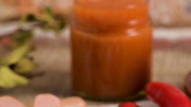 Geleneksel Portekizce Ingredientes hazırlıkları gıda yemek saati. Ekmek, peynir, domuz eti, jambon, sosis ve Francesinha sandviç. Masada.