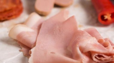 Geleneksel Portekizce Ingredientes hazırlıkları gıda yemek saati. Ekmek, peynir, domuz eti, jambon, sosis ve Francesinha sandviç. Masada.