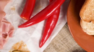 Geleneksel Portekizce Ingredientes hazırlıkları gıda yemek saati. Ekmek, peynir, domuz eti, jambon, sosis ve Francesinha sandviç. Masada.