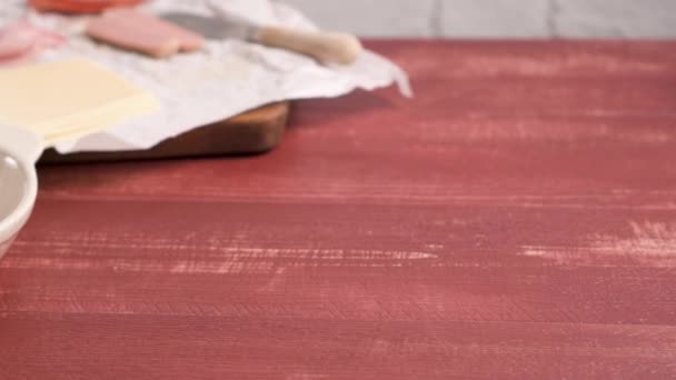 Ingredientes 传统的葡萄牙小吃食品的准备工作 Francesinha 三明治面包 — 图库视频影像