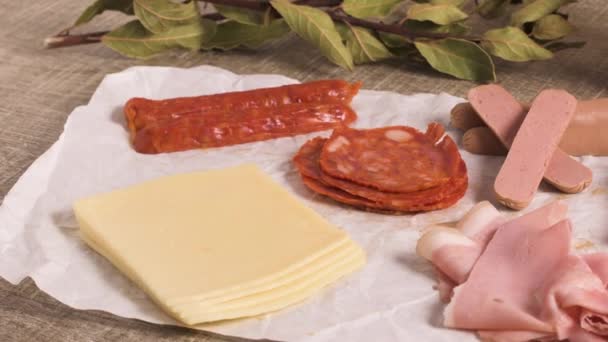 伝統的なポルトガルの気質準備はスナック食品です チーズ ソーセージの Francesinha サンドイッチします テーブルの上 — ストック動画
