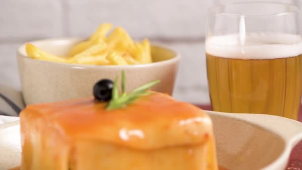 Παραδοσιακά Πορτογαλικά Σνακ Τροφίμων Francesinha Σάντουιτς Από Ψωμί Τυρί Χοιρινό — Αρχείο Βίντεο