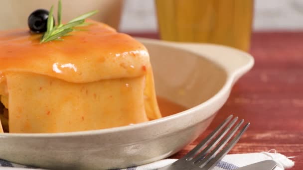 伝統的なポルトガルをスナックします チーズ ソーセージ トマトソースのビールとフライド ポテトの Francesinha サンドイッチします ビールとポテト テーブルの上 — ストック動画