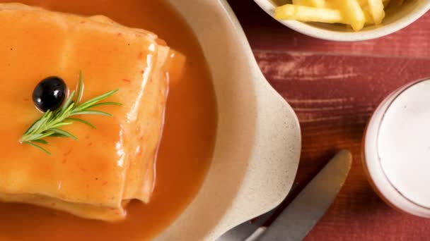 Hagyományos Portugál Snack Ételeket Francesinha Szendvics Kenyér Sertéshús Sajt Sonka — Stock videók