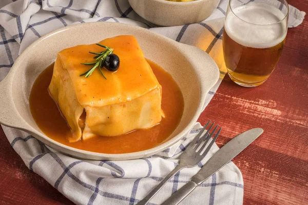 Francesinha op plaat — Stockfoto