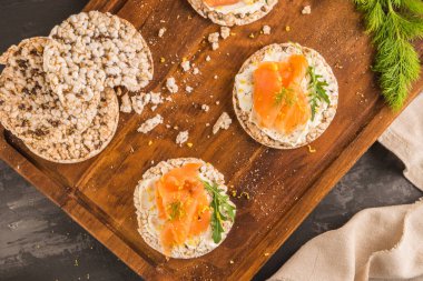 Pirinç ekmek tost somon füme