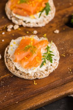 Pirinç ekmek tost somon füme