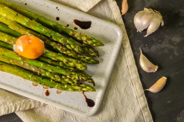 Spargel mit Ei gekocht — Stockfoto