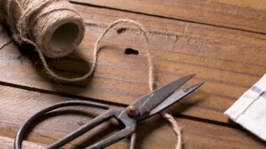 Eski makas, dize ve ahşap zemin çiçek.