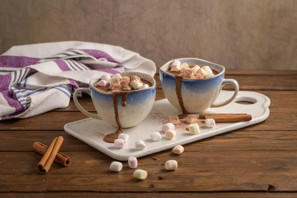 Heißes Schokoladengetränk mit Marshmallows — Stockfoto