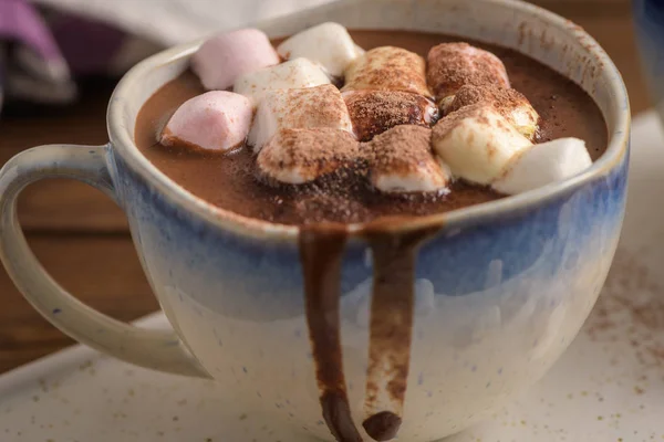 Varm choklad dryck med marshmallows — Stockfoto