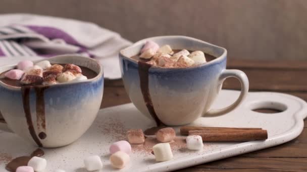マシュマロと茶色の木製の背景にシナモン ホット チョコレート飲み物のカップ — ストック動画