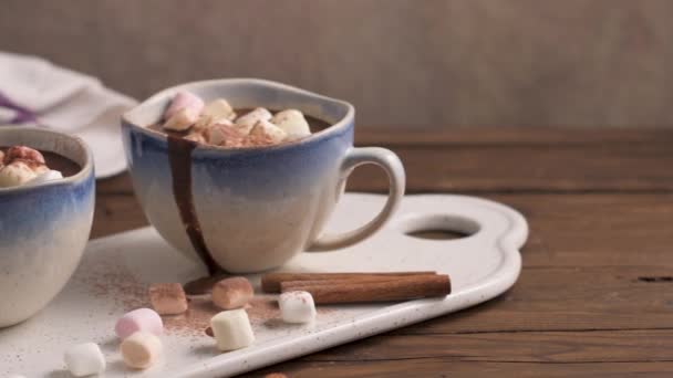 Tassen Mit Heißer Schokolade Mit Marshmallows Und Zimt Auf Braunem — Stockvideo
