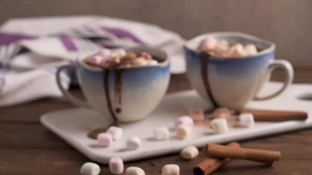 マシュマロと茶色の木製の背景にシナモン ホット チョコレート飲み物のカップ — ストック動画