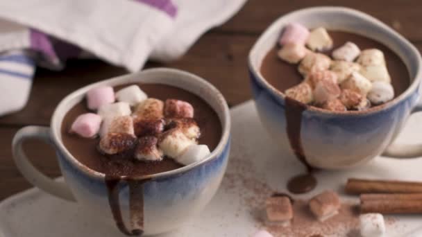 Bekers Voor Warme Chocoladedrank Met Marshmallows Kaneel Bruin Houten Achtergrond — Stockvideo