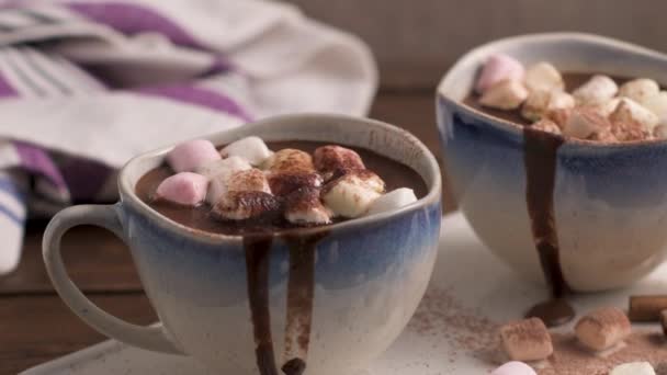 Bekers Voor Warme Chocoladedrank Met Marshmallows Kaneel Bruin Houten Achtergrond — Stockvideo