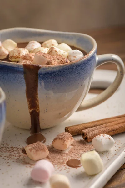 Heißes Schokoladengetränk mit Marshmallows — Stockfoto