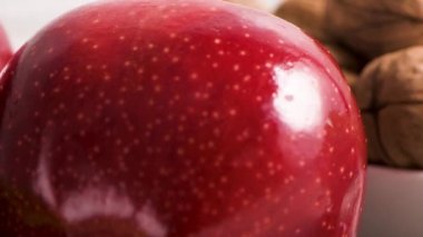 Superfoods ile kopya alanı gri bir arka plan üzerinde. Fındık, fasulye, yeşil ve tohumlar. Sağlıklı vegan gıda.