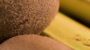 Superfoods ile kopya alanı gri bir arka plan üzerinde. Fındık, fasulye, yeşil ve tohumlar. Sağlıklı vegan gıda.