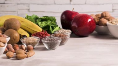 Superfoods ile kopya alanı gri bir arka plan üzerinde. Fındık, fasulye, yeşil ve tohumlar. Sağlıklı vegan gıda.