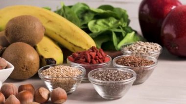 Superfoods ile kopya alanı gri bir arka plan üzerinde. Fındık, fasulye, yeşil ve tohumlar. Sağlıklı vegan gıda.