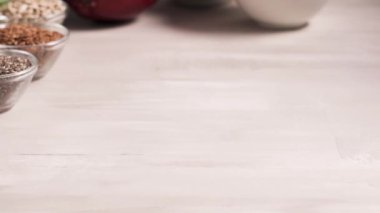 Superfoods ile kopya alanı gri bir arka plan üzerinde. Fındık, fasulye, yeşil ve tohumlar. Sağlıklı vegan gıda.