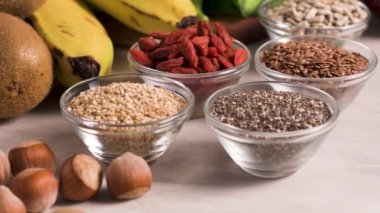 Superfoods ile kopya alanı gri bir arka plan üzerinde. Fındık, fasulye, yeşil ve tohumlar. Sağlıklı vegan gıda.
