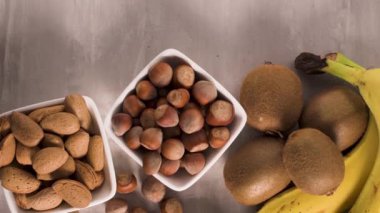 Superfoods ile kopya alanı gri bir arka plan üzerinde. Fındık, fasulye, yeşil ve tohumlar. Sağlıklı vegan gıda.