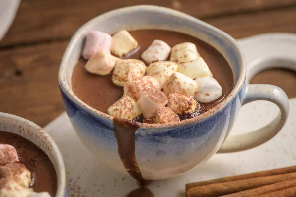 Heißes Schokoladengetränk mit Marshmallows — Stockfoto