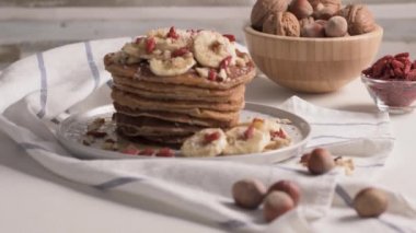 Sağlıklı kahvaltı masası, muz, goji ve ceviz ile ev yapımı kek.