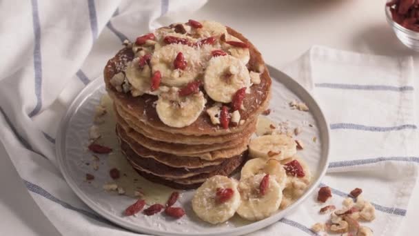 Zdravá Snídaně Stůl Domácí Palačinky Banánem Goji Vlašskými Ořechy — Stock video