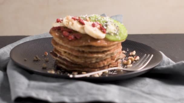 Background, baked, banana, breakfast, cooked, delicious, dessert, flour, Food, fresh, fried, Fruit, goji, gourmet, healthy, homemade, kiwi, lunch, meal, nutrition, oat, pancake, pancakes, pastry, plate, stack, sweet, table, tasty, Walnut, walnuts, wo — Stock Footage Background Baked Banana Breakfast Cooked Delicious Dessert Flour Food Fresh Stock Video