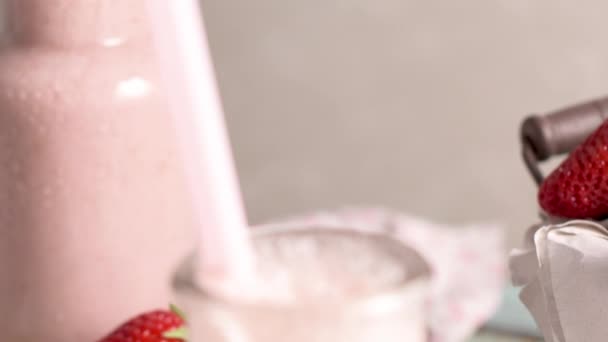 Gesunder Erdbeer Smoothie Einmachglas Mit Verstreuten Früchten Vor Rustikalem Holzhintergrund — Stockvideo