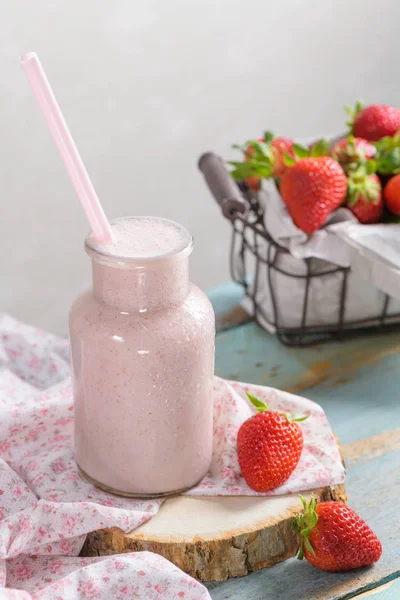 Healthy strawberry smoothie — Stock Photo, Image