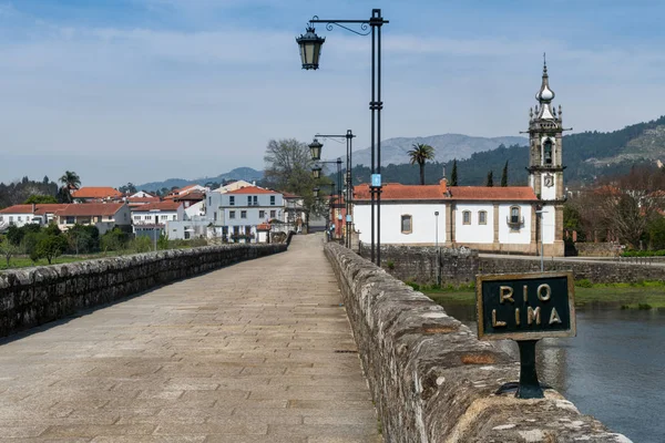 Ponte atravessando o Rio Lima — Fotografia de Stock