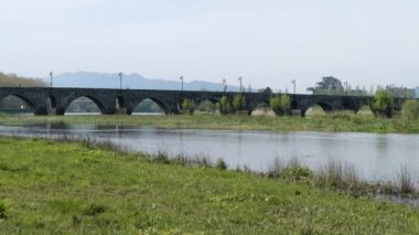 Roma köprüsü Rio Lima Ponte de Lima geçiş. Camino de Santiago - Portekiz.