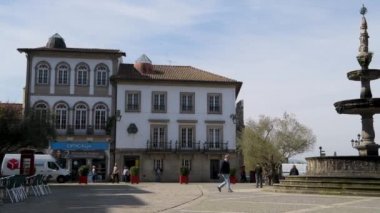 Ponte De Lima, Portekiz - Nisan 2018 yaklaşık: Ana kare Largo de Camoes Ponte de Lima, Portekiz Kuzey Minho bölgesi bir kasabada 18. yüzyıl çeşme ile.