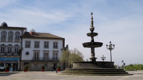 2018年 月年頃ポンテ ポルトガル 主要な正方形ラルゴ カモンイス ポンテ ポルトガル北部ミーニョ地方の町の 世紀の噴水があります — ストック動画