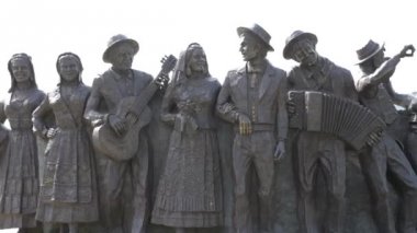 Ponte De Lima, Portekiz - Nisan 2018 yaklaşık: Minho bölgesi, folklor grupları simgeleyen bronz heykeller.