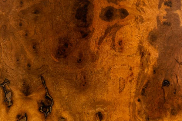 クルミの木製装飾的な家具の表面 — ストック写真